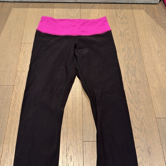 Lululemon Woman's Size 4 Black/Violet Reversible Wunder Under Pant *Full-On Luon - Picture 3 of 13